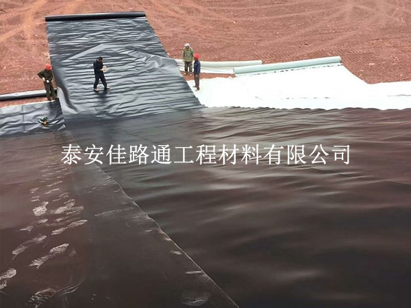 養(yǎng)殖防滲膜鋪設(shè)不平整？5 個(gè)實(shí)操技巧教你鋪出 “鏡面效果”
