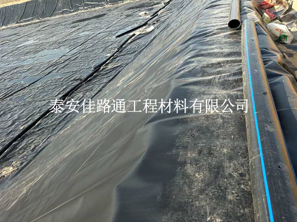 夏季鋪養(yǎng)殖防滲膜會“翻車”？掌握這4點施工穩(wěn)如泰山